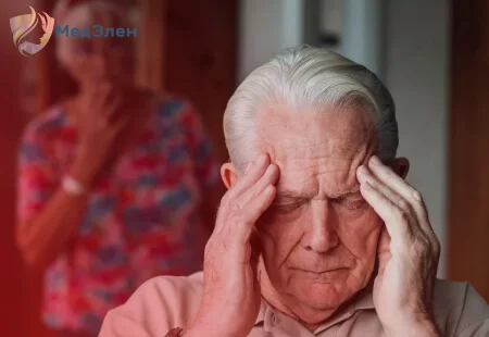 мужчина держится за голову